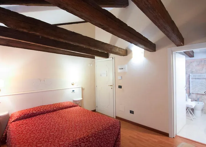 Vicino Piazzale Roma E Stazione