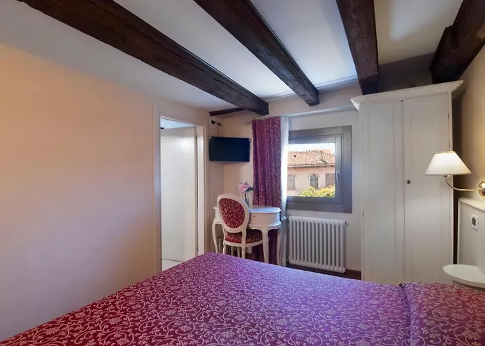 Vicino Piazzale Roma E Stazione