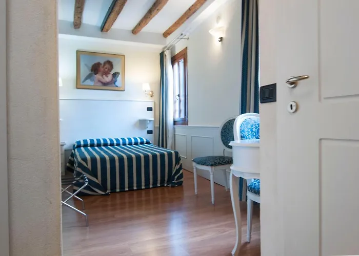 Vicino Piazzale Roma E Stazione